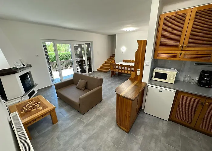 בית נופש Hangulatos Balaton Parti Nyaralo *