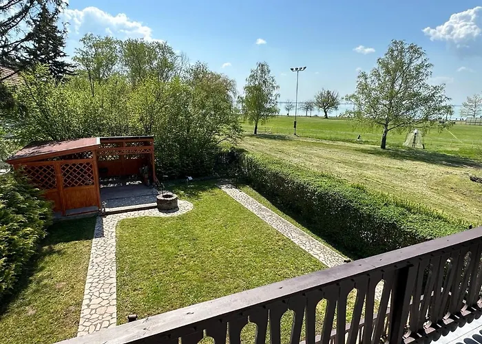 Hangulatos Balaton Parti Nyaralo *